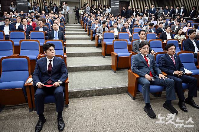 국민의힘 김용태 비상대책위원장과 원내대표직 사퇴 의사를 밝힌 권성동 원내대표가 9일 서울 여의도 국회에서 열린 의원총회에 참석하고 있다. 윤창원 기자