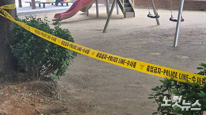 지난달 18일 전북 익산 모현동의 한 아파트에서 추락해 숨진 A(60대)씨가 발견된 장소. 폴리스라인이 설치돼있다. 심동훈 기자