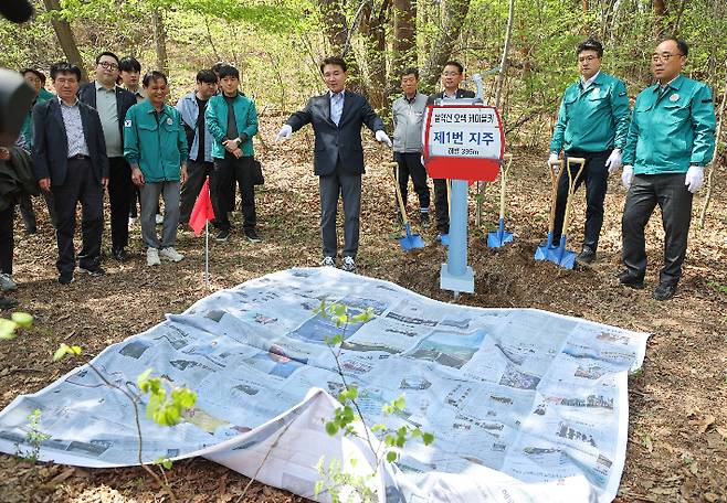 오색케이블카 건설 현장 점검에 나선 김진태 강원도지사. 강원도 제공