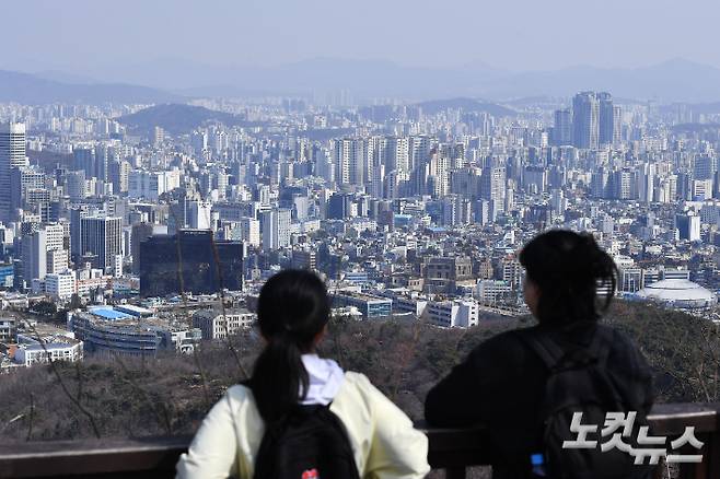 서울 남산에서 바라본 서울 하늘이 푸르게 보이고 있다. 류영주 기자