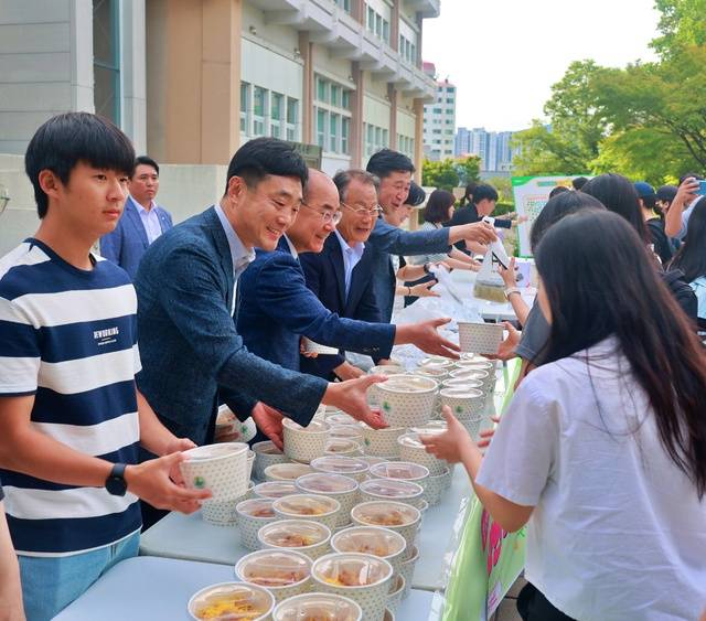11일 부산대학교 새벽벌 도서관 앞에서 열린 ‘아침밥 먹기 캠페인’에서 이수철 부산농협본부장(왼쪽 두번째부터)과 최재원 부산대 총장, 이홍대 부산농협조합운영협의회장(가락농협 조합장)을 비롯한 임직원들이 학생들에게 컵밥 등을 나눠주며 아침밥 먹기 문화 확산을 독려하고 있다.