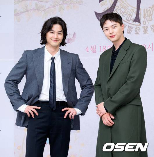 [OSEN=이대선 기자] 17일 오후 서울 목동 SBS에서 SBS 새 금토드라마 ‘귀궁’ 제작발표회가 열렸다.‘보물섬’ 후속으로 방송되는 SBS 새 금토드라마 ‘귀궁’은 영매의 운명을 거부하는 무녀 여리와 여리의 첫사랑 윤갑의 몸에 갇힌 이무기 강철이가 왕가에 원한을 품은 팔척귀에 맞닥뜨리며 몸과 혼이 단단히 꼬여버리는 육신 쟁탈 판타지 로코. 배우 김지훈과 육성재가 포토타임을 가지고 있다. 2025.04.17 /sunday@osen.co.kr