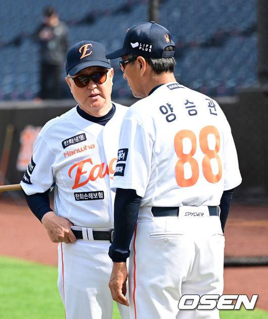 [OSEN=대전, 김성락 기자] 5일 오후 대전 한화생명볼파크에서 ‘2025 신한 SOL Bank KBO리그’ 한화 이글스와 KT 위즈의 경기가 열렸다.이날 홈팀 한화는 류현진, KT는 헤이수스를 선발로 내세웠다.경기 시작에 앞서 한화 김경문 감독, 양승관 수석코치가 이야기를 나누고 있다. 2025.06.05 / ksl0919@osen.co.kr