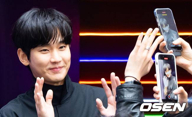 [OSEN=박준형 기자] 배우 김수현이 25일 오전 서울 성수동 한 스튜디오에서 시계 브랜드 론칭행사에 참석했다.  김수현은 tvN 토일 드라마 ‘눈물의 여왕’ 백현우 역할로 여러 면에서 빼어난 ‘완벽한 남성상’을 연기하며 드라마의 인기를 이끌며 마지막 2회만을 남겨두고 있다.배우 김수현이 입장하고 있다.  2024.04.25 / soul1014@osen.co.kr