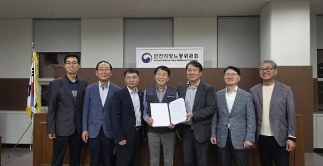 ▲인천광역시 시내버스 노사 관계자들이 임금협상 타결 후 기념촬영을 하고 있다. ⓒ인천광역시