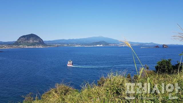 ▲산방산과 한라산.ⓒ프레시안