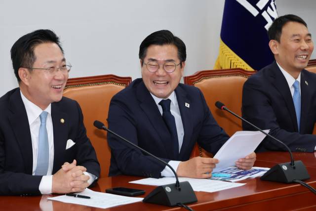 ▲더불어민주당 박찬대 당대표 직무대행 겸 원내대표가 12일 서울 여의도 국회에서 열린 고별 기자회견에서 퇴임 소회를 밝히던 중 환하게 웃고 있다. ⓒ연합뉴스