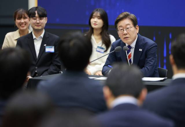 이재명 대통령이 11일 서울 영등포구 한국거래소에서 열린 주식시장 불공정거래 근절을 위한 현장 간담회에서 참석자 질문에 답하고 있다. 연합뉴스