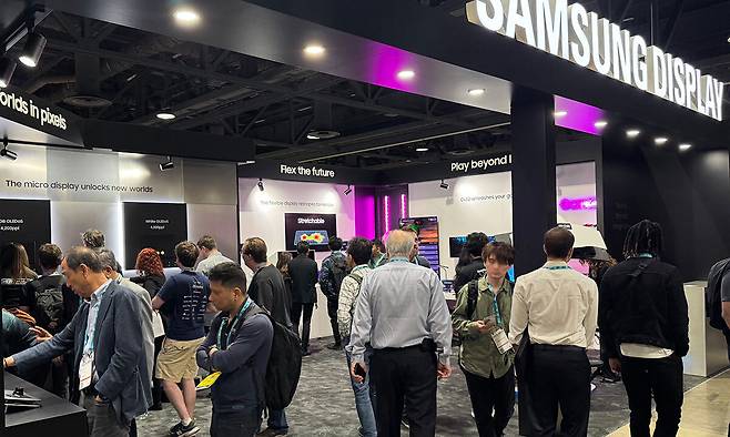 11일(현지시간) 미국 캘리포니아 롱비치에서 열린 세계 최대 확장현실(XR) 전문 전시회 ‘AWE USA 2025’에 마련된 삼성디스플레이 전시 부스를 방문객이 둘러보고 있다. 삼성디스플레이는 처음으로 AWE USA 2025에 참석해 12일까지 전시 부스를 운영한다. 삼성디스플레이 제공