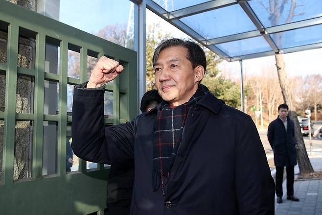 자녀 입시 비리와 청와대 감찰 무마 혐의로 대법원에서 징역 2년이 확정된 조국혁신당 조국 전 대표가 지난해 12월 16일 경기 의왕시 서울구치소 수감 전 지지자들에게 인사하고 있다. 뉴스1