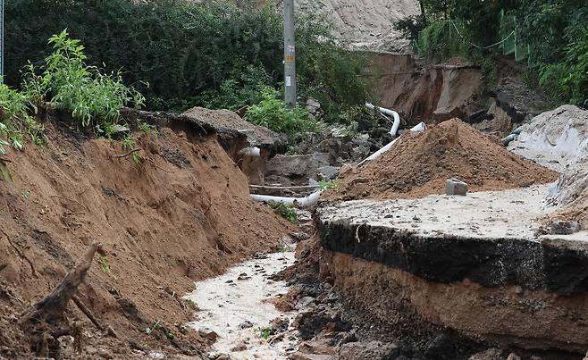 지난해 7월19일 집중호우가 내린 경기 양주시 고장산 일대 지반이 무너져 있다. 뉴스1