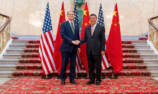 9일(현지시간) 영국 런던 랭커스터 하우스에서 스콧 베선트 미국 재무장관(왼쪽)과 허리펑 중국 국무원 부총리가 무역협상에 앞서 악수를 하고 있다. 런던=AFP연합뉴스