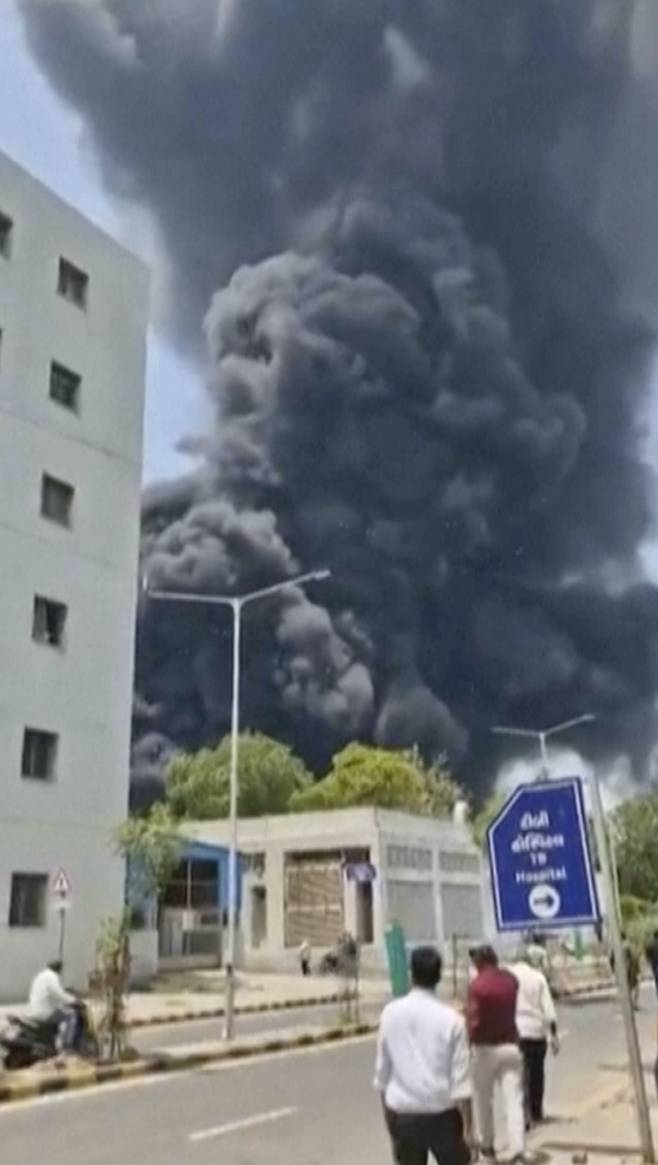 참혹 12일(현지시간) 인도 북서부 구자라트주 최대도시 아마다바드에서 런던행 에어인디아 AI171편 보잉 여객기가 이륙 직후 추락해 거대한 검은 연기가 피어오르고 있다.&nbsp; 아마다바드=AP연합뉴스