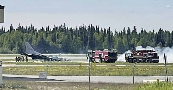 11일 오전(한국시간) 미국 알래스카의 아일슨 미군 기지에서 한국 KF-16 전투기가 연합훈련을 위해 이륙하던 도중 파손돼 화재가 발생하자 소방차들이 화재를 진압하고 있다. 소셜미디어 캡처