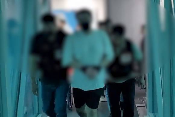지난달 23일 오전 인천국제공항에서 해외 도피 마약사범 A(45)씨가 경찰에 체포돼 호송되고 있다. (경기남부경찰청 제공)