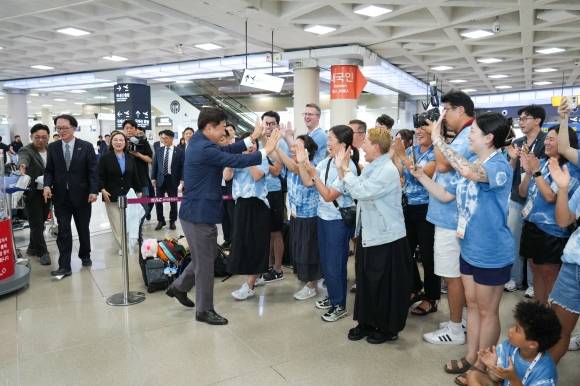 오영훈 제주도지사가 지난 11일 제주공항에서  마음의 고향 제주를 찾은 입양인 90여명과 인사를 나누고 있다. 제주관광공사 제공