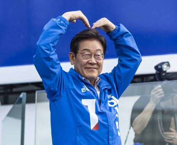 이재명 더불어민주당 대선 후보가 28일 서울 왕십리역 광장에서 열린 성동구·동대문구 집중 유세에서 연설을 마친 뒤 무대를 떠나며 하트를 그려 보이고 있다. 2025.5.28 연합뉴스