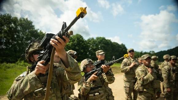 2025년 6월 6일(현지시간) 독일 호엔펠스에 있는 합동 다국적 준비 센터에서 진행된 ‘플라이트랩’ 실사격 훈련에서 미 육군 제2기병연대 제3전투중대의 병사들이 M4A1 소총에 장착된 스마트슈터 ‘스매시 2000L’ 조준경을 통해 드론을 겨냥하고 있다. 출처=미 육군