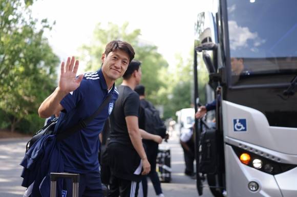 2025 국제축구연맹 클럽 월드컵을 앞두고 있는 이청용이 훈련을 위해 버스에 오르고 있다. 울산HD 제공