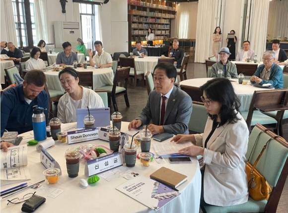 지난 10일 정동1928 아트센터에서 열린 ‘2025 제2회 서울연구원 정책포럼’에 참석한 김용호 의원(오른쪽 두 번째)이 발제자들과 함께 자리하고 있다.