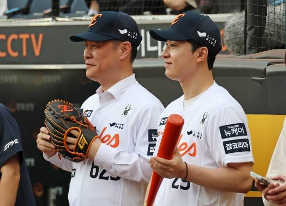 이희완(왼쪽) 국가보훈부 차관과 이한 전상군경이 12일 대전 한화생명볼파크에서 열린 한화 이글스와 두산 베어스의 경기에 앞서 시구와 시타에 나서고 있다. 2025.6.12 대전 연합뉴스