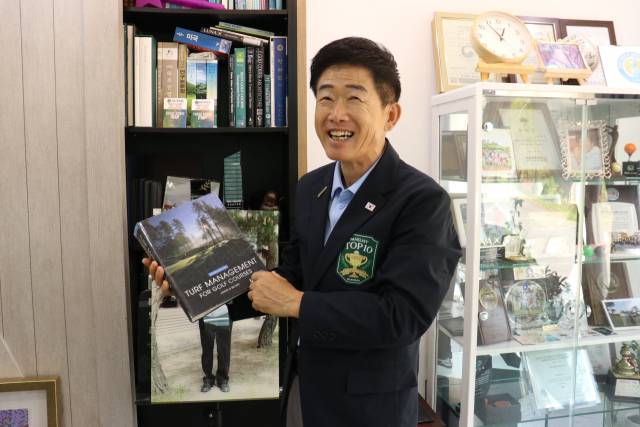 잔디 관리 관련 책을 보며 설명하고 있는 이혜원 대표.