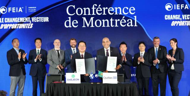 이장우(앞줄 왼쪽) 대전시장과 크리스토퍼 스키트(″오른쪽) 퀘백주 경제장관이 양해각서를 체결하고 양기관 관계자들과 기념촬영을 하고 있다. 사진제공=대전시