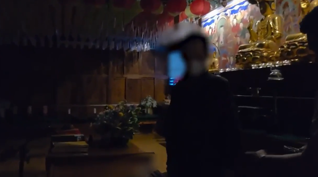 지난 3일 밤 김해의 한 사찰에서 불전함의 현금을 훔치던 A 씨가 잠복 중이던 경찰에 현행범 체포되고 있다. 영상 갈무리=김해중부경찰서