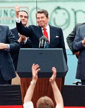 1987년 6월 12일 로널드 레이건 당시 미국 대통령이 독일 서베를린 브란덴부르크 문 앞에서 연설을 마친 뒤 엄지를 들어 올리고 있다. 그는 이 자리에서 “고르바초프 씨, 이 장벽을 허무시오!”라고 말했다. 뉴시스