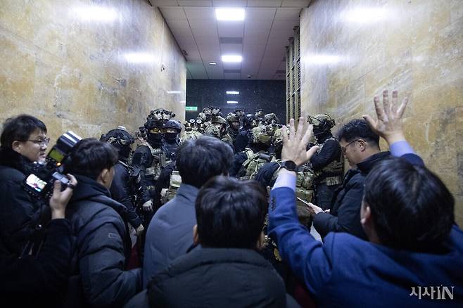 12·3 비상계엄 당시, 무장한 계엄군이 국회 3층 본회의장 인근 복도에서 진입을 시도하고 있다. ⓒ시사IN 박미소
