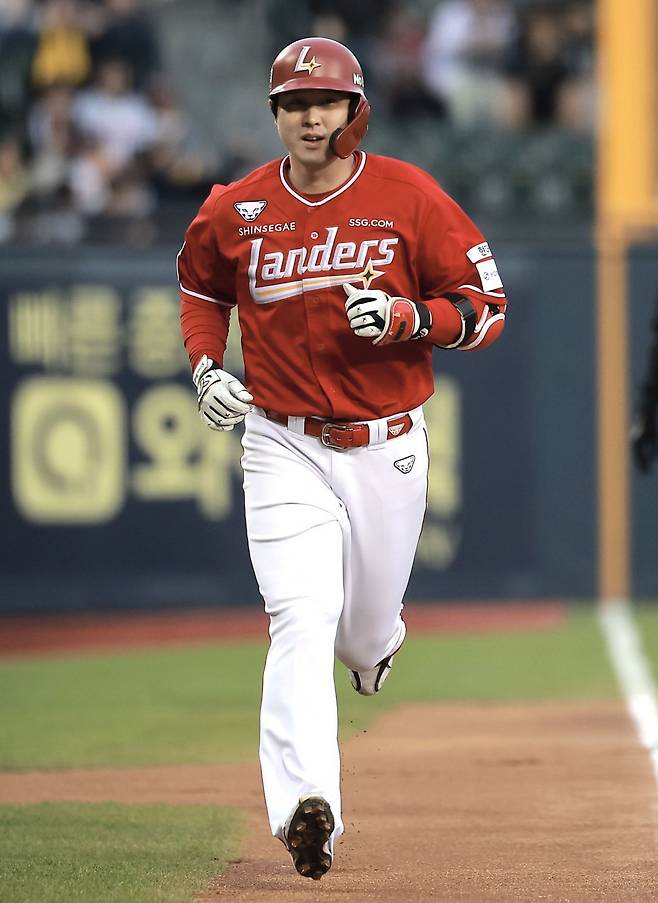 SSG 최정이 12일 잠실 LG전에 앞서 수비 훈련 도중 불규칙 바운드 타구에 맞아 병원 검진을 받았다. 다행히 상처가 깊지 않아 예정대로 선발 라인업에 이름을 올렸지만, SSG로선 아찔했던 순간이었다. 뉴시스