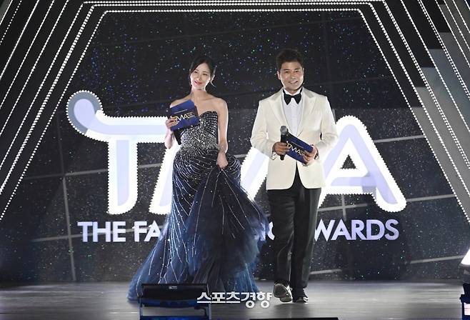 ‘더팩트’가 주최하고 팬앤스타와 필링바이브(FEELINGVIVE)가 주관하는 ‘2024 더팩트 뮤직 어워즈(2024 THE FACT MUSIC AWARDS, TMA)’가 8일 오후 일본 오사카 ‘교세라 돔 오사카’에서 열린 가운데 가수 서현과 방송인 전현무가 MC로 참석하고 있다. 조직위 제공