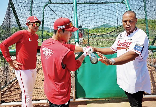 메이저리그에서 활약한 애드리언 벨트레(오른쪽)가 11일 인천 강화군 SSG 퓨처스필드에서 열린 SSG 퓨처스 선수단 ‘MLB 레전드 멘토링 데이’에서 퓨처스 선수에게 타격자세에 대해 코칭하고 있다.  연합뉴스