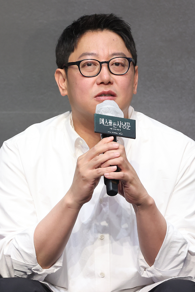 12일 서울 구로구 라마다서울신도림호텔에서 열린 STUDIO X+U 미드폼 드라마 ‘메스를 든 사냥꾼’ 제작발표회에서 이정훈 감독이 질문에 답하고 있다. 사진 연합뉴스