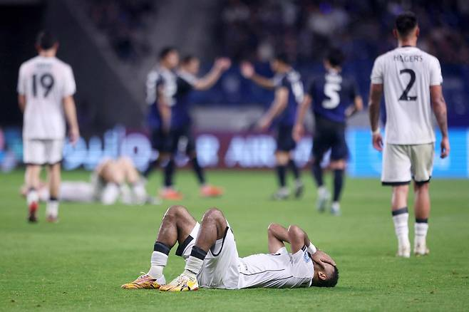 10일 일본과의 월드컵 아시아 3차 예선 최종전에서 대패한 뒤 낙담하는 인도네시아 선수들. AFP연합뉴스