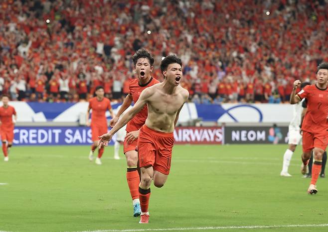 중국 축구대표팀 왕위동이 10일 바레인전에서 결승골을 넣은 뒤 환호하며 질주하고 있다. 신화연합뉴스
