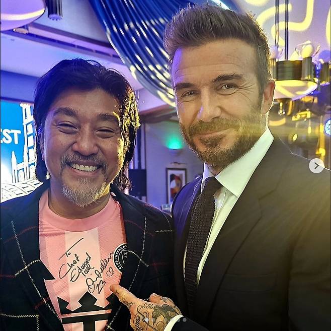 에드워드 리가 축구 스타 데이비드 베컴과 최근 마카오에서 만나 다정하게 사진을 찍었다. 에드워드 SNS