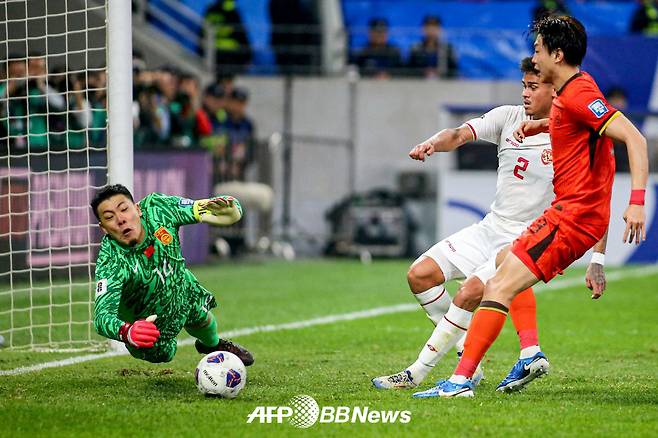 지난해 10월 인도네시아와의 경기에 나섰던 중국 축구대표팀 주장 왕달레이. /AFPBBNews=뉴스1