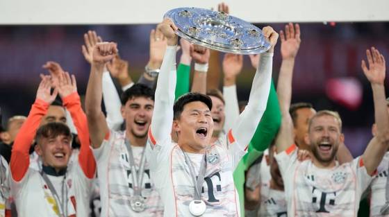 김민재(가운데)가 독일 분데스리가 우승 트로피를 들고 환호하고 있다. /사진=바이에른 뮌헨 공식 홈페이지 갈무리