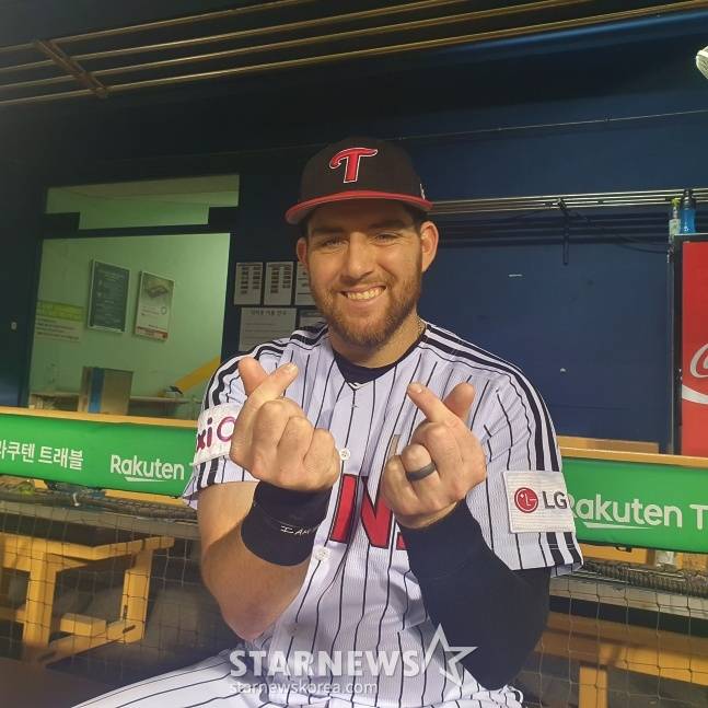 LG 오스틴이 11일 잠실 SSG전이 끝난 뒤 취재진의 사진 요청에 응했다. /사진=김동윤 기자