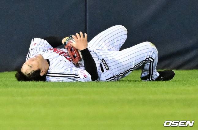 LG 김현수가 11일 잠실 SSG전 9회초 1사 1루에서 최정의 타구를 다이빙 캐치해냈다.