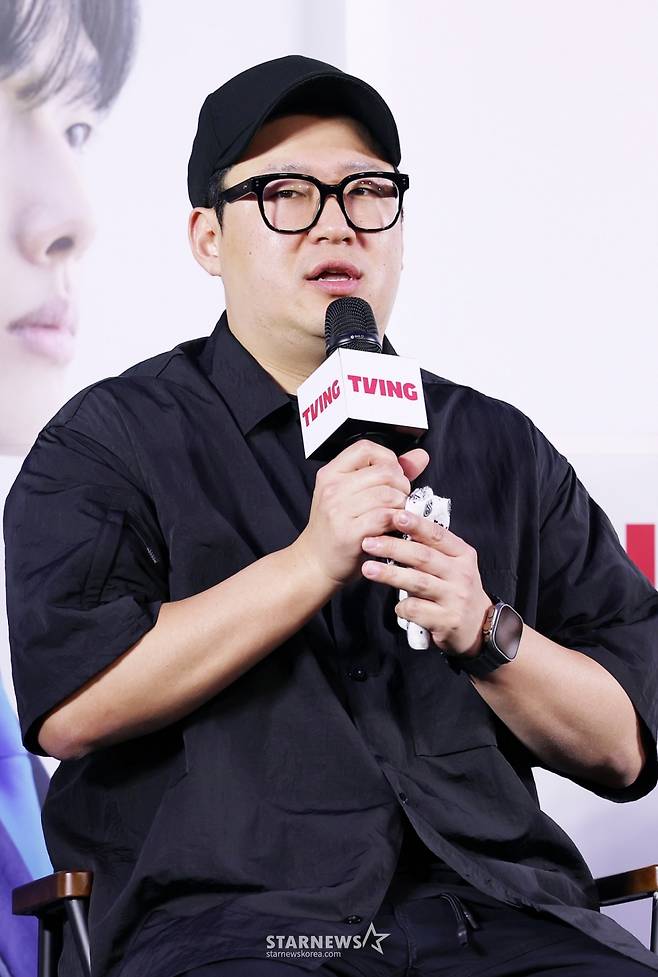 한진원 감독이 12일 서울 마포구 스탠포드호텔에서 진행된 티빙 오리지널 드라마 '러닝메이트' 제작발표회에 참석해 질의응답을 하고 있다. /2025.06.12 /사진=김휘선 hwijpg@