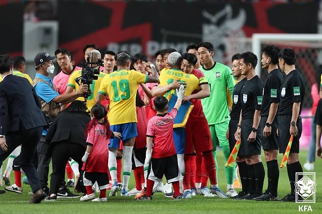지난 2022년 6월 서울월드컵경기장에서 열린 한국과 브라질의 축구 국가대표팀 평가전을 앞두고 손흥민과 네이마르가 포옹하며 인사를 나누고 있다. /사진=대한축구협회 제공