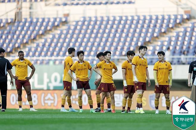 지난달 25일 강원FC전 패배 후 아쉬워하고 있는 광주FC 선수들. /사진=한국프로축구연맹 제공