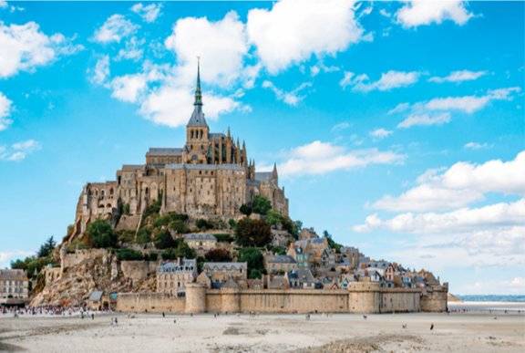 수도원을 중심으로 도시가 형성된 프랑스 노르망디 해안의 몽생미셸 바위섬과 수도원.&nbsp; GETTYIMAGES