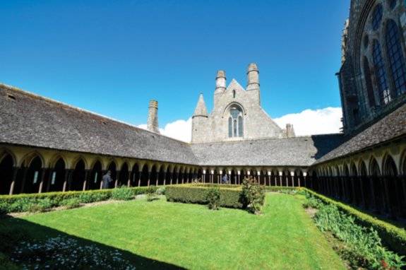 몽생미셸 수도원의 공중정원. 수도사들이 회랑을 거닐며 명상과 사색을 하던 곳이다.&nbsp;&nbsp;GETTYIMAGES