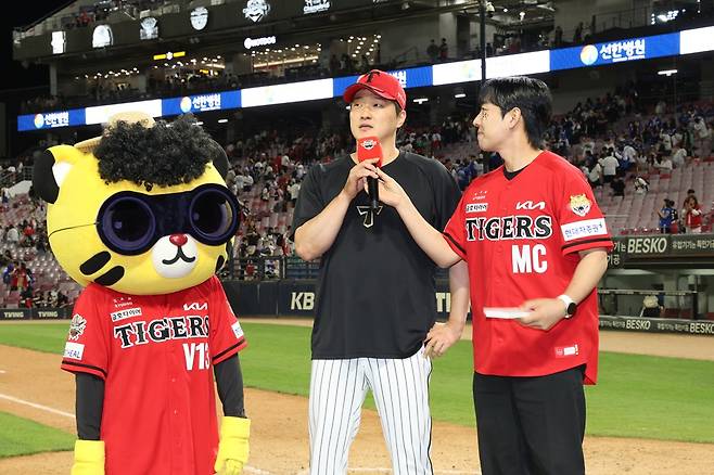 KIA 타이거즈 구원투수 전상현이 11일 광주 삼성 라이온즈전에 구원 등판해 활약 후 수훈 인터뷰에 임하고 있다. KIA 타이거즈
