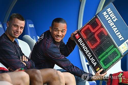 바이에른 뮌헨이 거액을 투자했던 공격수 르로이 사네의 이적료 회수에 실패했다. 재계약에도 실패하며 공짜로 떠나보냈다.&nbsp;  갈라타사라이가 12일(한국시간) 공식 홈페이지를 통해 구단이 르로이 사네와 협상을 시작했다고 발표했다.&nbsp;연합뉴스