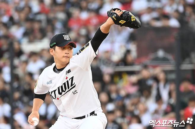 9일 오후 수원케이티위즈파크에서 열린 '2024 신한 SOL Bank KBO 포스트시즌' LG 트윈스와 KT 위즈의 준플레이오프 4차전 경기, 8회초 2사 만루 KT 박영현이 역투하고 있다. 엑스포츠뉴스 DB