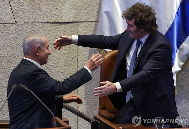반갑게 포옹하는 밀레이 아르헨티나 대통령(오른쪽)과 네타냐후 이스라엘 총리 [예루살렘 로이터=연합뉴스. 재판매 및 DB 금지]
